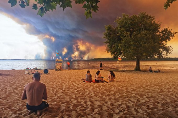 week-in-photos:-wildfire-in-france,-todd-blanche-hearing,-and-floods-in-brazil