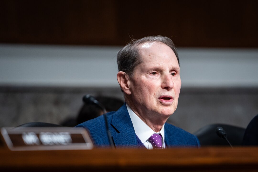 sen.-ron-wyden-introduces-bill-to-return-tariff-authority-to-congress