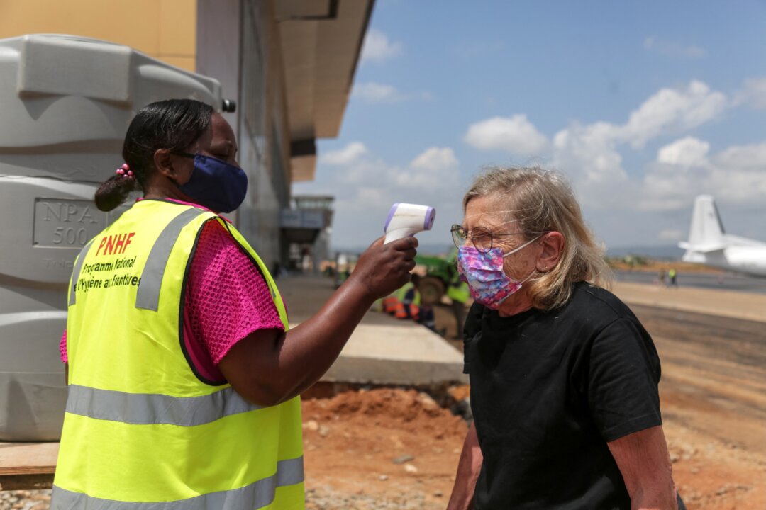 cdc-expands-temporary-ebola-entry-ban-to-green-card-holders