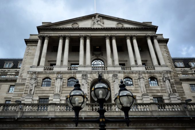 uk-inflation-cools-to-2.6-percent-as-fuel,-food-prices-fall