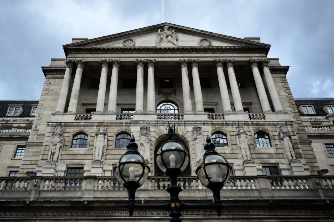 uk-inflation-cools-to-2.6-percent-as-fuel,-food-prices-fall