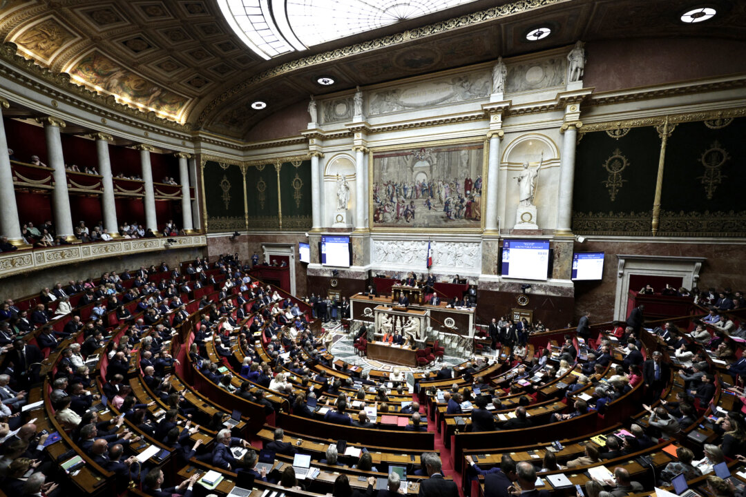 france-becomes-1st-eu-country-to-bar-children-under-15-from-social-media