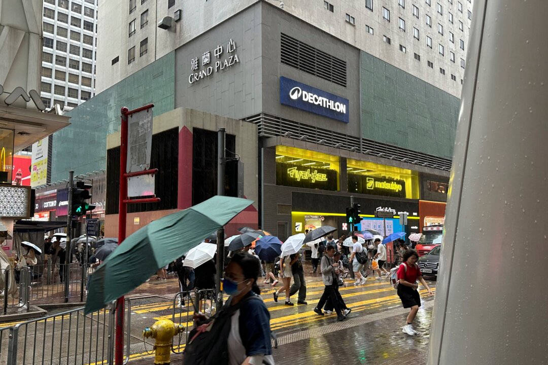 southern-china-on-high-alert-for-typhoon-noul,-with-over-340,000-evacuated-and-flights-canceled