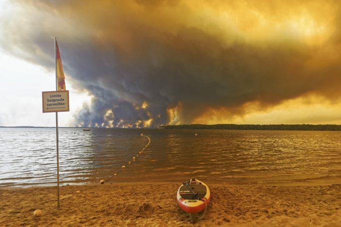 rare-‘fire-cloud’-over-french-wildfire-ignites-new-blazes-with-its-own-lightning