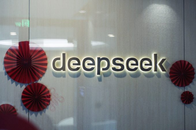 deepseek-pauses-fundraising-after-founder’s-remarks-leaked