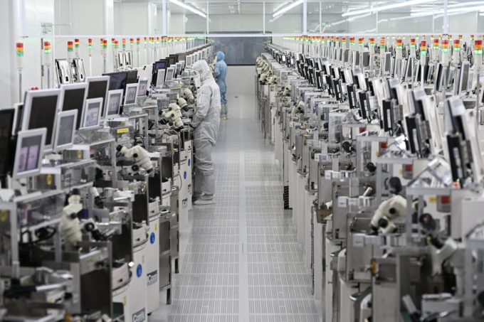 senators-press-apple-to-rule-out-using-memory-from-chinese-military-companies