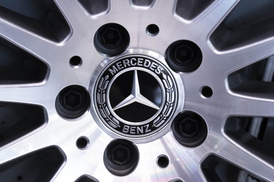 mercedes-benz-recalls-310,667-vehicles-over-rollaway-risk-from-door-switch-failure