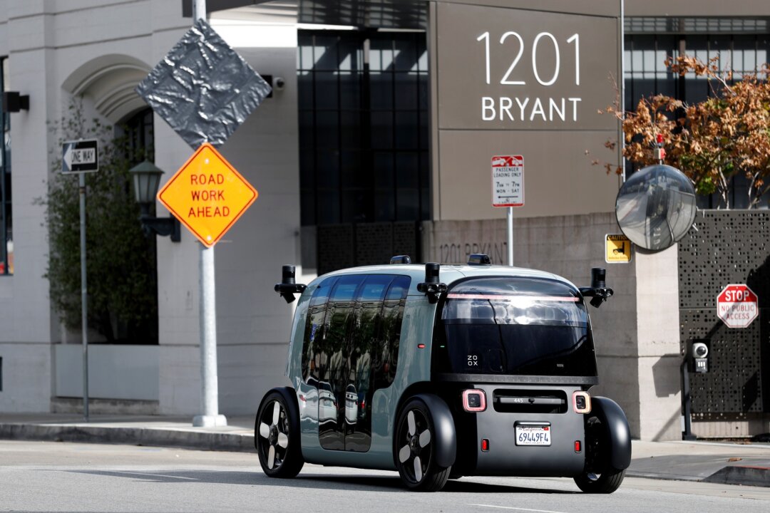 federal-regulators-clear-zoox-for-paid-driverless-taxi-rides