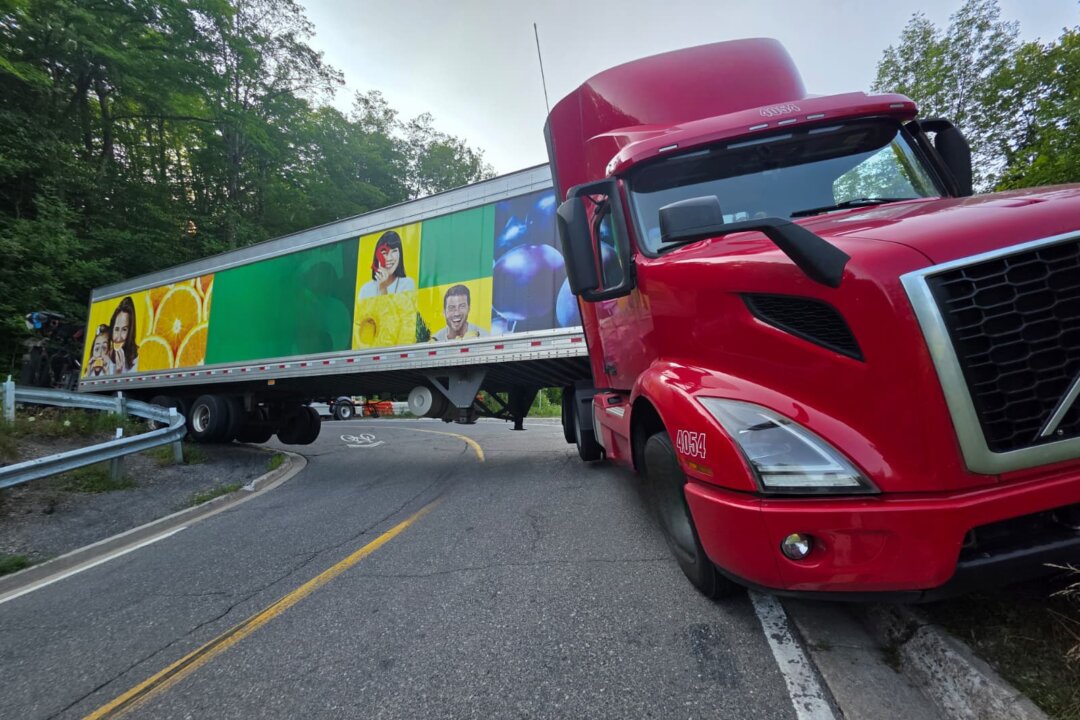 southern-ontario-driver-charged-after-rig-gets-stuck-on-‘no-heavy-truck’-road