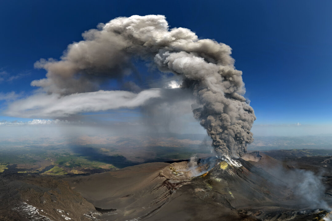 week-in-photos:-mount-etna-eruption,-mass-border-crossing,-and-presidential-inauguration