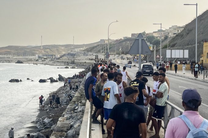 spain:-migrants-stream-back-to-morocco,-but-crossings-into-ceuta-haven’t-stopped