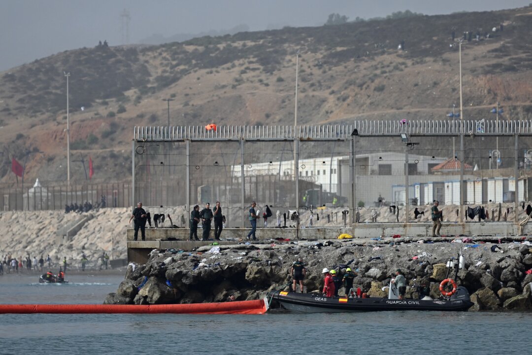 spain-installs-floating-barrier-to-block-illegal-sea-crossings-into-ceuta
