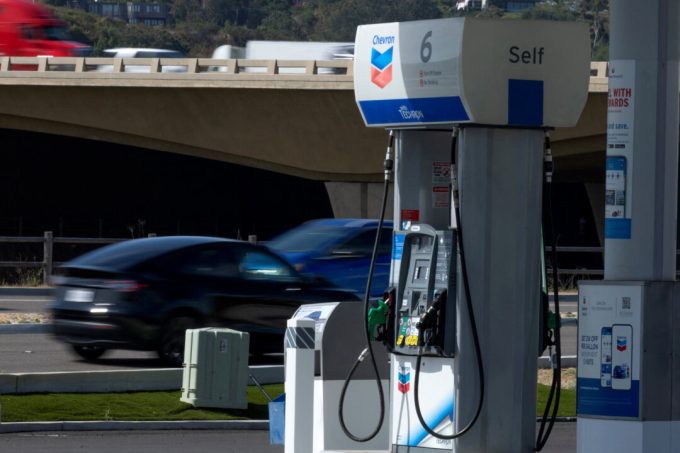 trump-says-chevron,-exxon-make-‘too-much-money’-from-high-oil-prices,-urges-cuts-to-gas-prices
