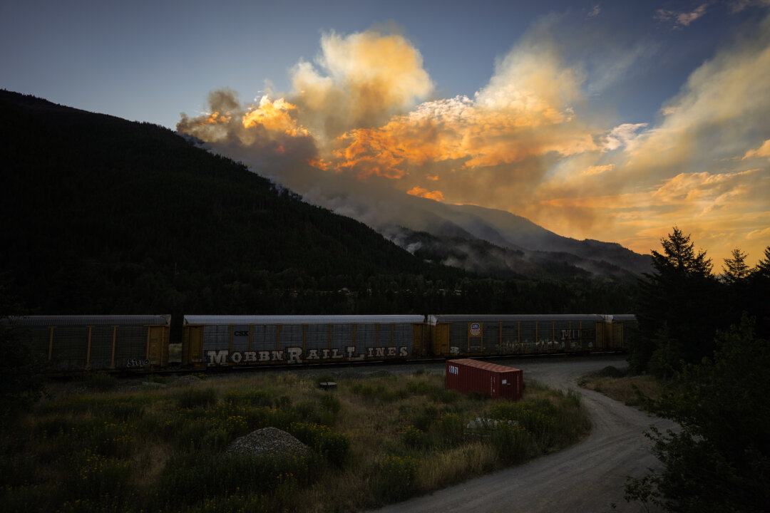 metro-vancouver-wildfire-prompts-evacuation-alerts-as-fraser-canyon-residents-go-home