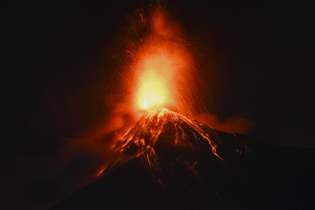 week-in-photos:-volcano-eruption,-earthquakes,-and-extreme-summer-heat