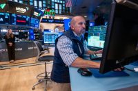 wall-street-review:-stocks-stage-broad-rally-on-easing-rate-hike-fears
