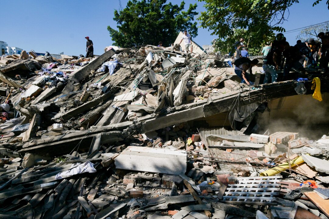 replay:-footage-shows-street-scenes-after-quake-hits-colombia