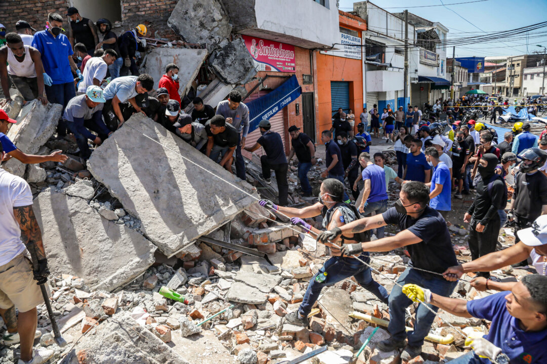 live-now:-search-and-rescue-teams-in-pereira-after-quake-hits-colombia