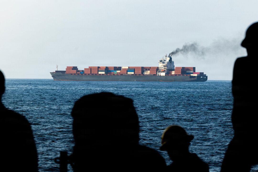 attack-on-cargo-ship-near-yemen-in-red-sea-causes-casualties,-uk-group-says