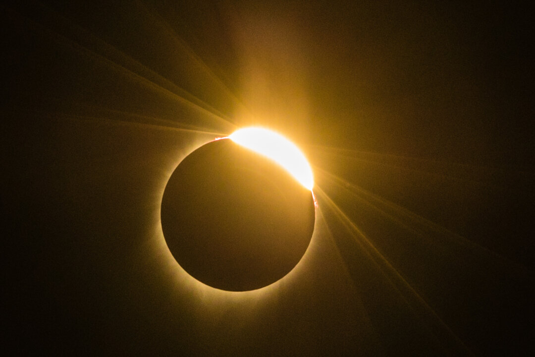 people-in-spain-gather-to-watch-2026-total-solar-eclipse