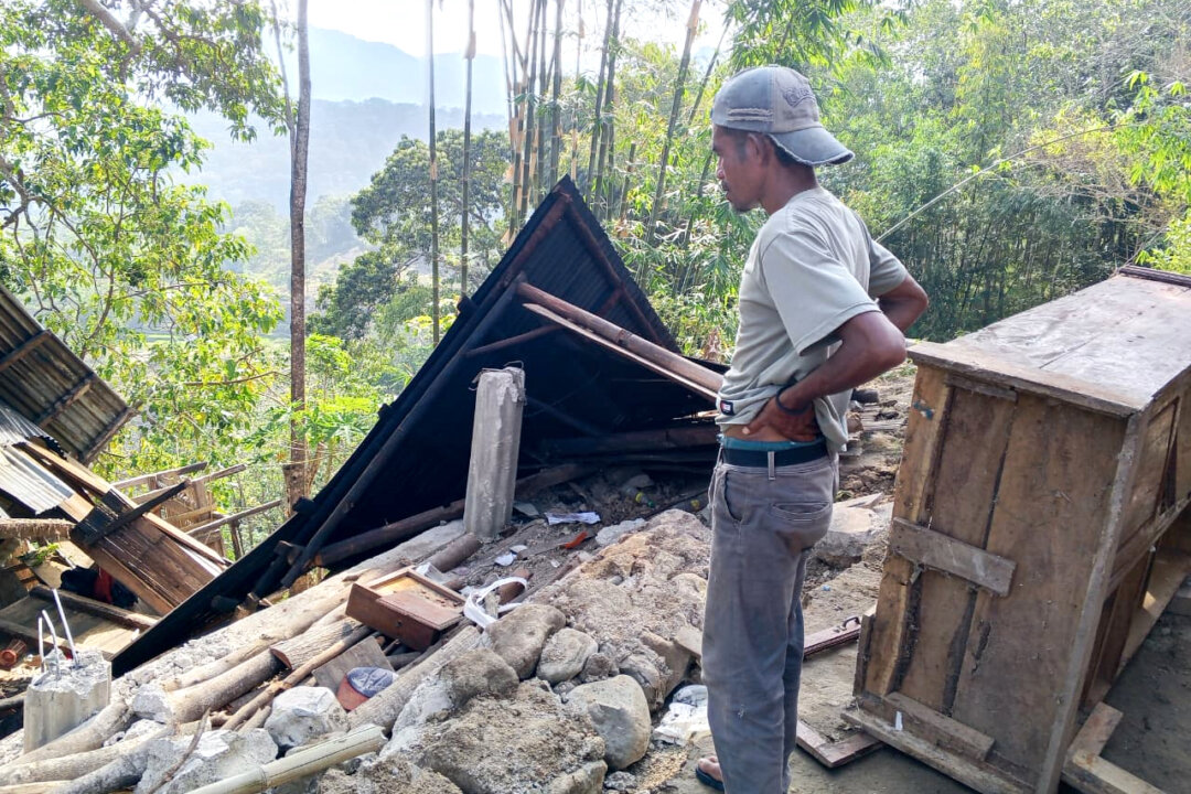 magnitude-7.7-earthquake-strikes-off-indonesia’s-coast,-toppling-buildings-and-killing-at-least-2