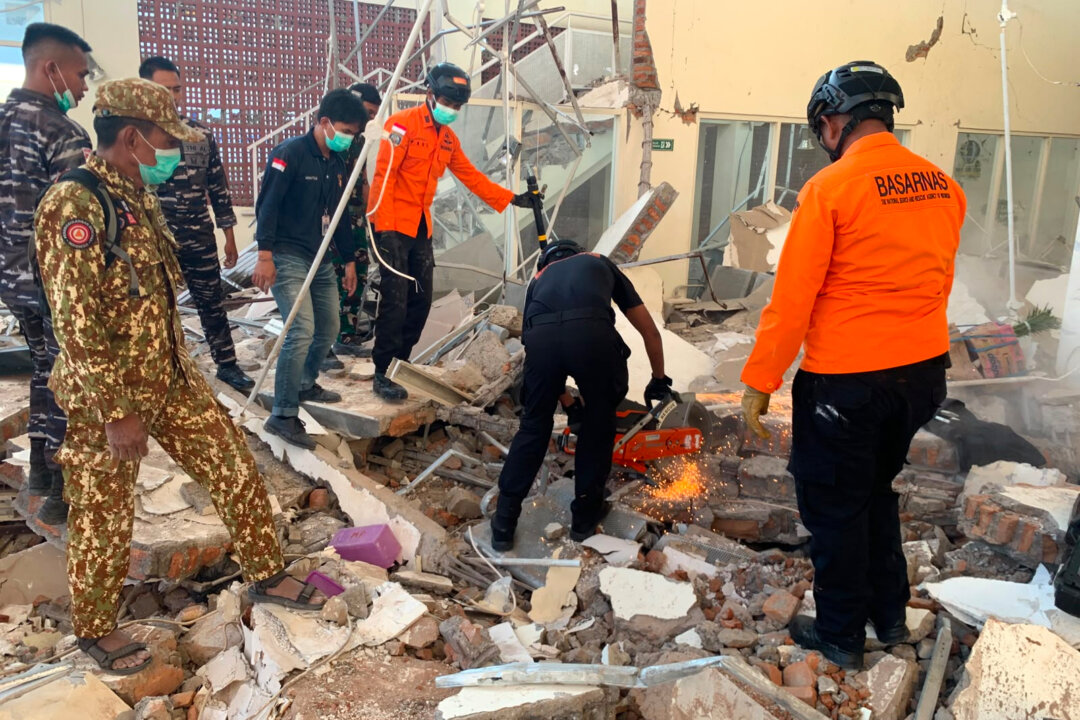 replay:-search-operations-continue-after-powerful-indonesian-earthquake