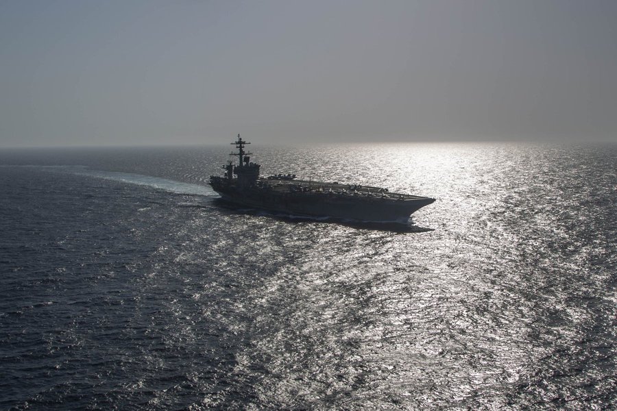 centcom-chief-visits-uss-lincoln-during-middle-east-trip,-praises-crew