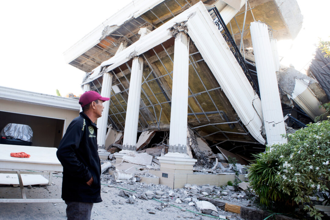 thousands-in-indonesia-await-aid-after-quake-kills-68,-overshadowing-independence-day