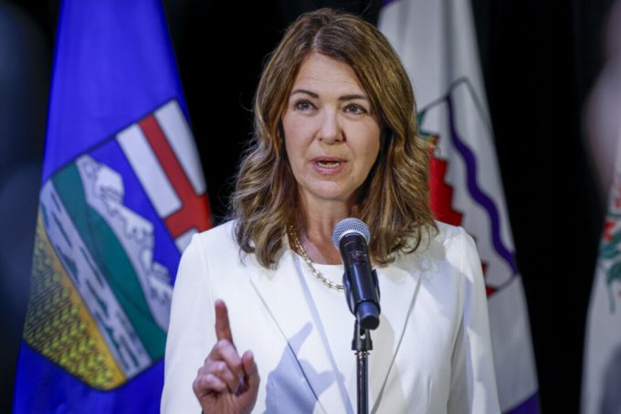 alberta-premier-calls-on-ottawa-to-respect-province’s-dual-practice-health-care system