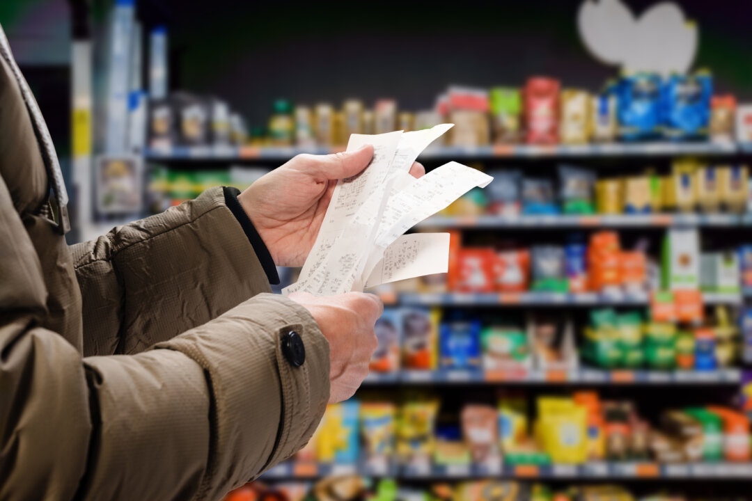 more-than-half-of-canadians-struggling-to-meet-financial-commitments:-federal-memo