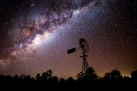 from-wildlife-to-the-milky-way,-the-photographer-who-hunts-for-the-perfect-moment-in-light