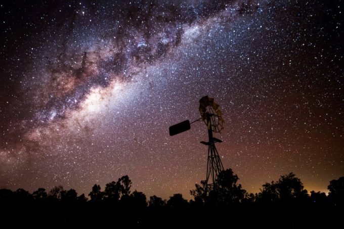 from-wildlife-to-the-milky-way,-the-photographer-who-hunts-for-the-perfect-moment-in-light