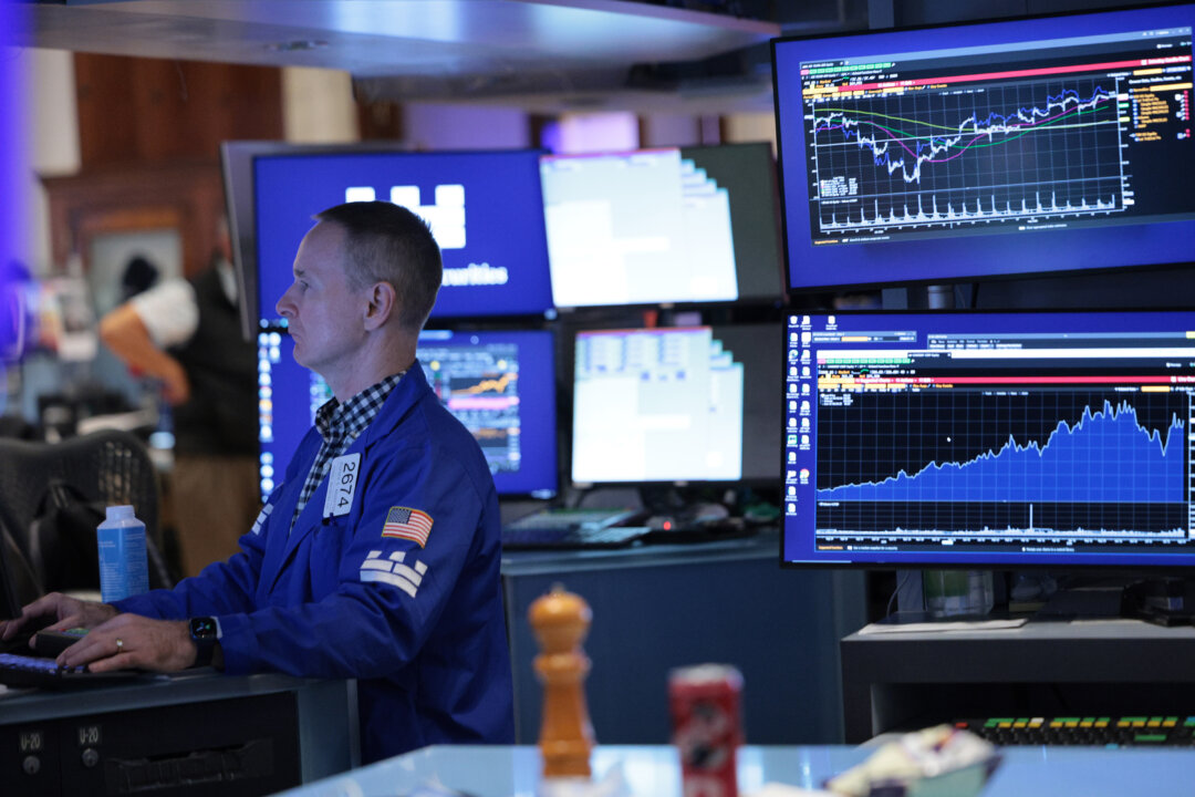 wall-street-review:-stocks-post-weekly-loss-despite-friday-gains