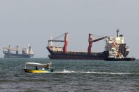 us–iran-dig-in-on-positions-during-strait-stand-off