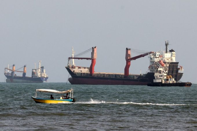 us–iran-dig-in-on-positions-during-strait-stand-off