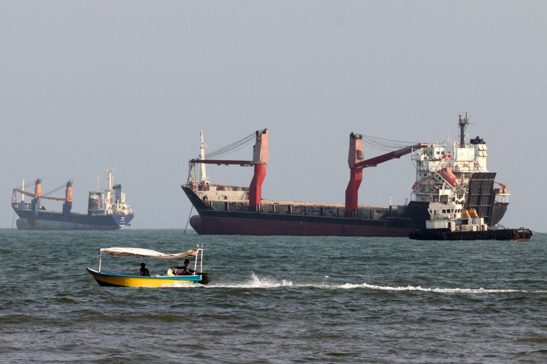 us–iran-dig-in-on-positions-during-strait-stand-off