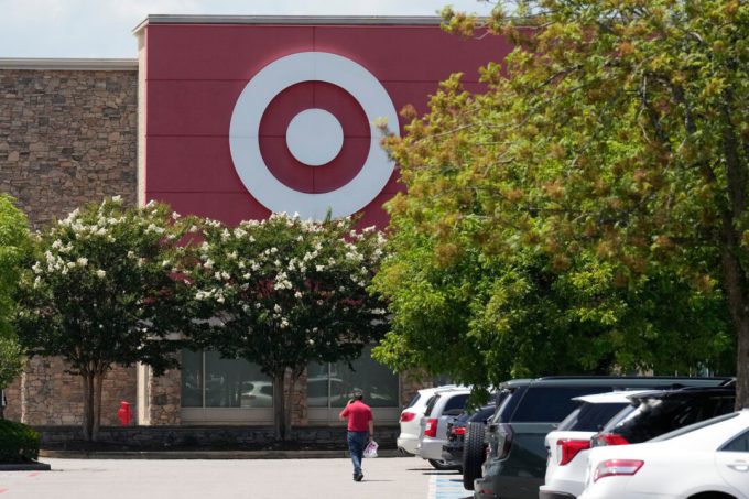 retailers-see-mixed-sales-as-consumers-tighten,-not-retreat