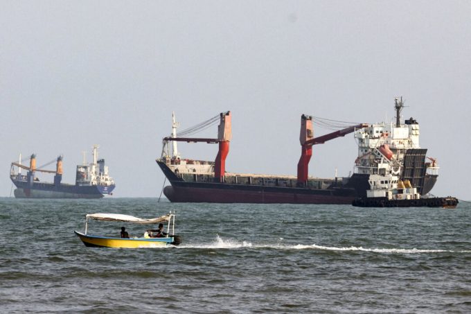iran-threatens-to-fine,-confiscate-tankers-in-strait-of-hormuz-clampdown