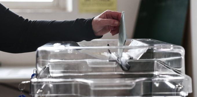 left-handed-people-tend-to-be-left-leaning-voters