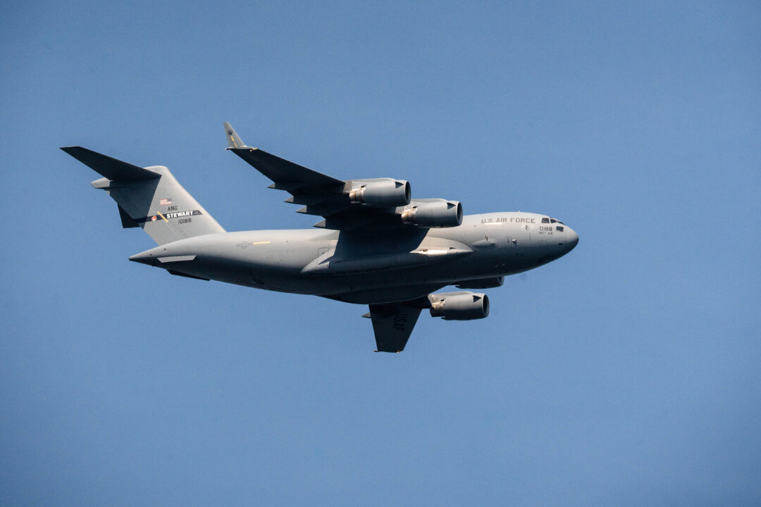 us-military-transport-plane-lands-in-moscow