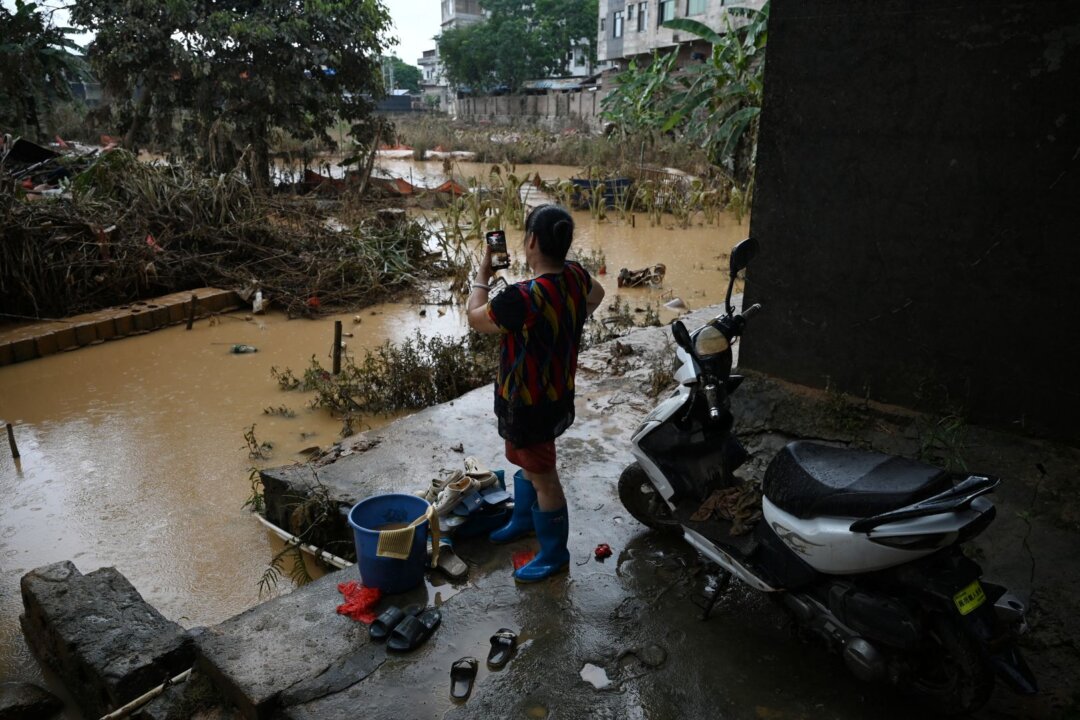 record-flooding-leaves-guangxi-residents-stranded-without-food,-water,-power