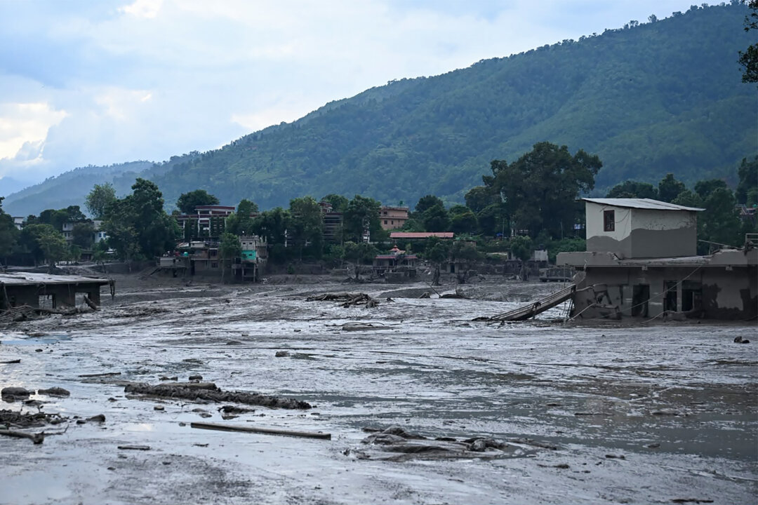 devastating-flash-flood-on-nepal-tibet-border-kills-9,-hundreds-of-tourists-missing