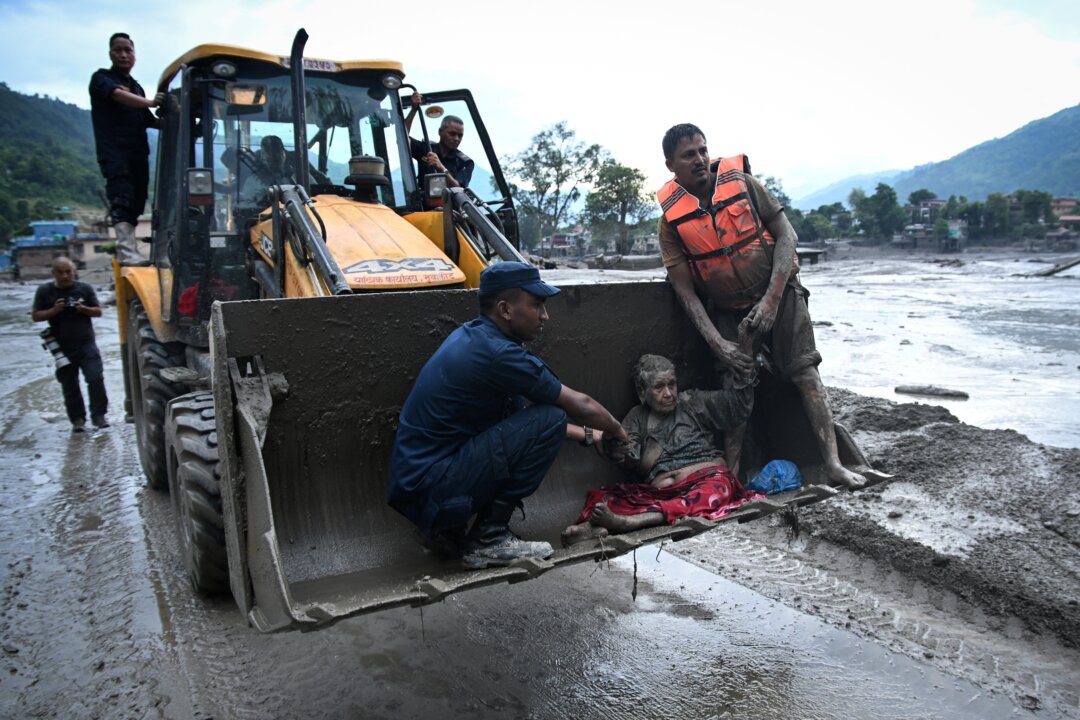 34-australians-missing-in-nepal-tibet-flash-floods