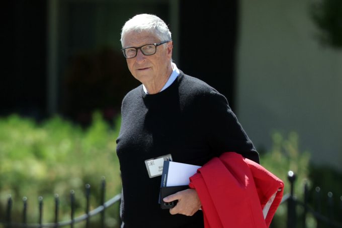 bill-gates-calls-for-taxes-on-ai-and-robots-to-protect-jobs-for-humans