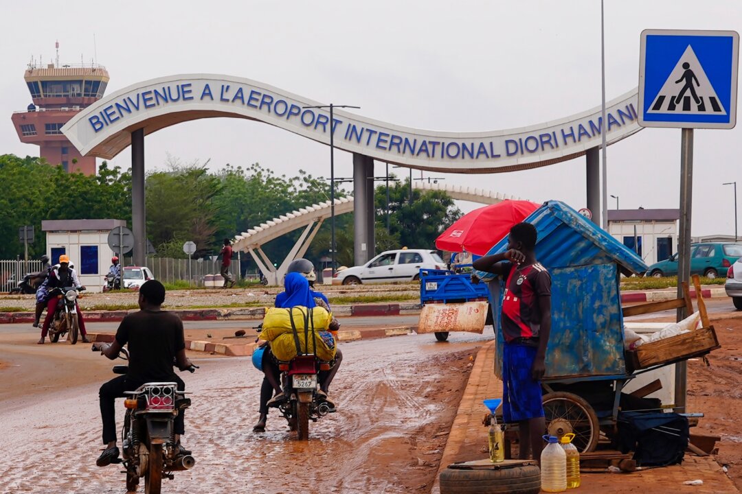 dozens-of-soldiers-killed-or-arrested-after-an-apparent-mutiny-in-niger’s-capital,-state-tv-reports