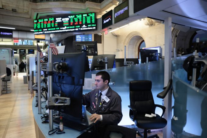 wall-street-review:-stocks-mixed-amid-oil-surge,-strong-job-growth