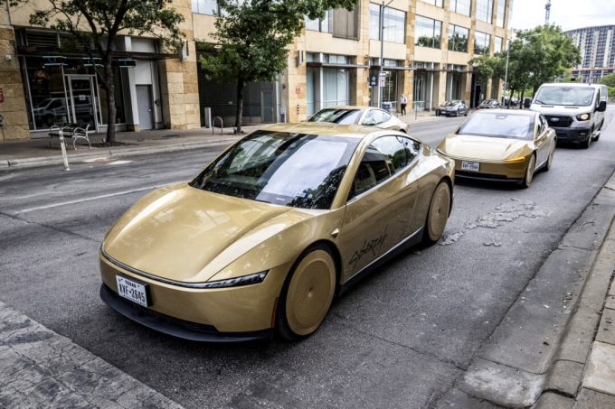 federal-regulators-probe-tesla’s-safety-certification-of-cybercab