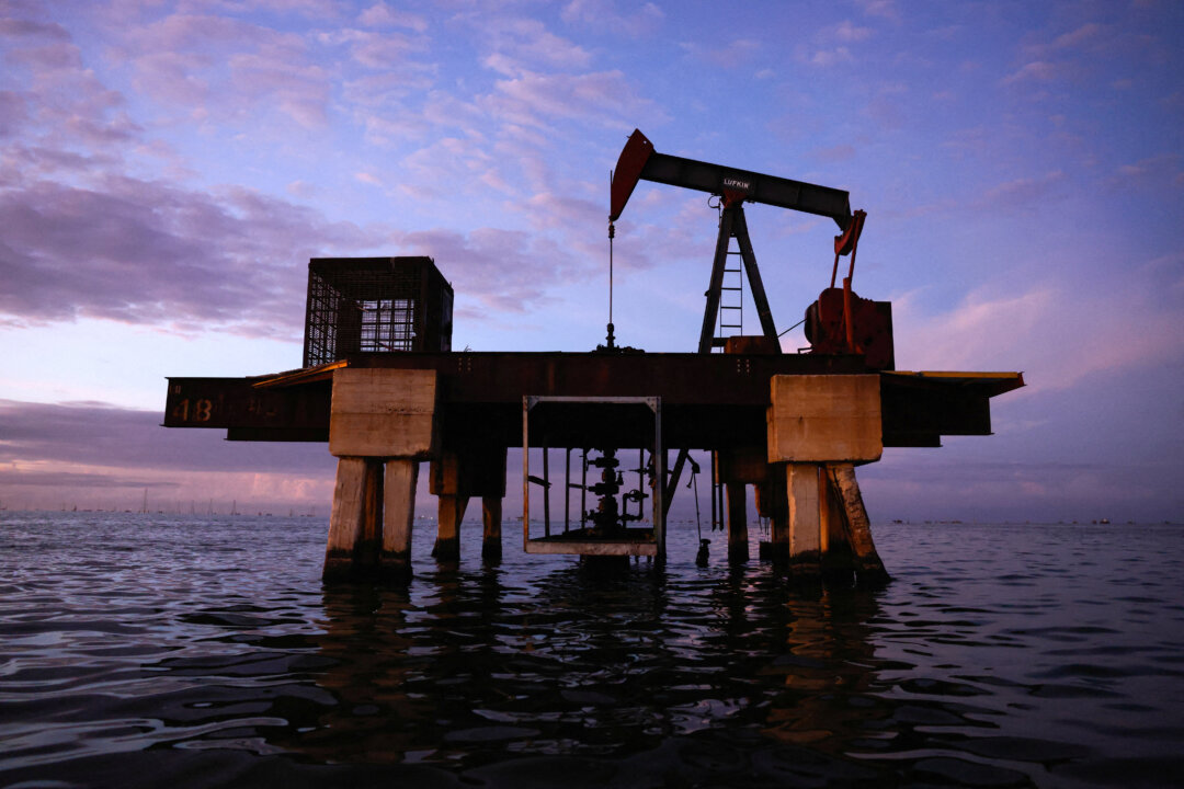 us–venezuela-oil-deal-won’t-hinder-country’s-democratic-transition,-us-official-says