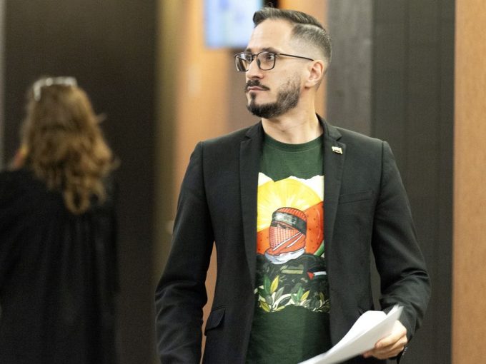 terry-newman:-accused-in-israeli-flag-burning-wears-hamas-shirt-to-court-in-montreal