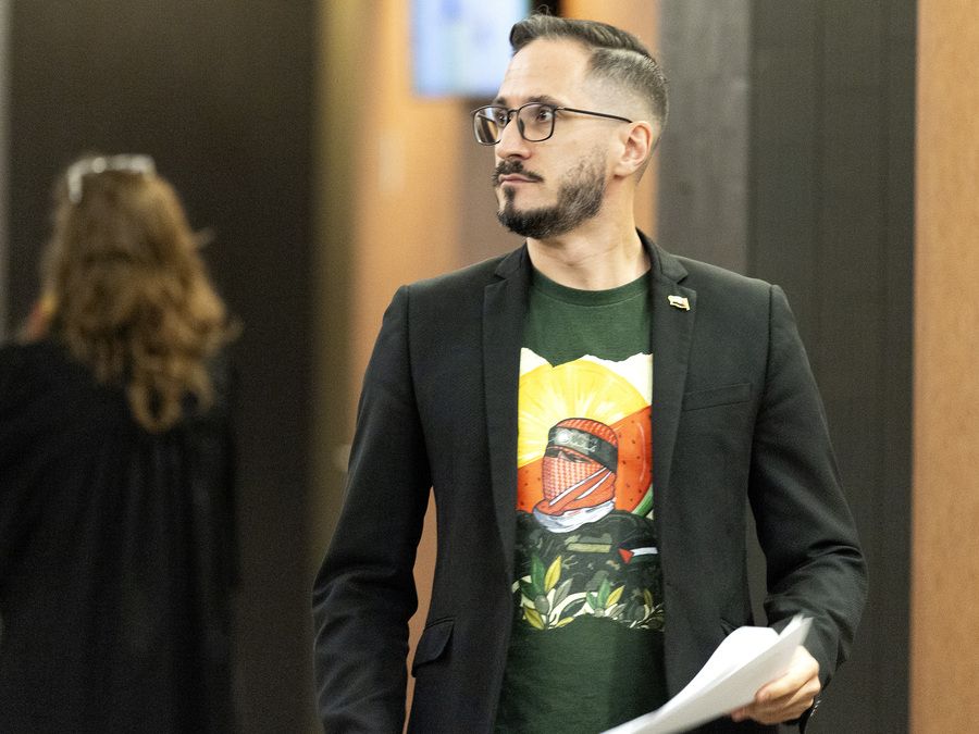 terry-newman:-accused-in-israeli-flag-burning-wears-hamas-shirt-to-court-in-montreal